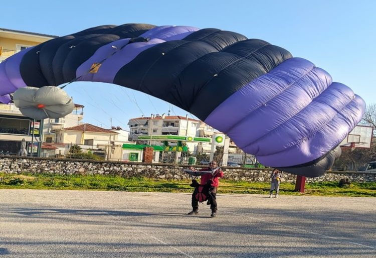 Ένας τεράστιος και ιδιαίτερος χαρταετός εκανε την εμφάνισή του στα Τρίκαλα και ξετρέλανε μικρούς και μεγάλους