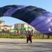 Ένας τεράστιος και ιδιαίτερος χαρταετός εκανε την εμφάνισή του στα Τρίκαλα και ξετρέλανε μικρούς και μεγάλους