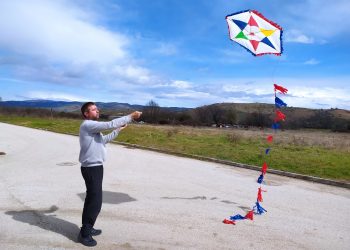 Σε ανοικτούς χώρους κι εντός της πόλης πέταξαν οι Τρικαλινοί χαρταετό (φωτό)
