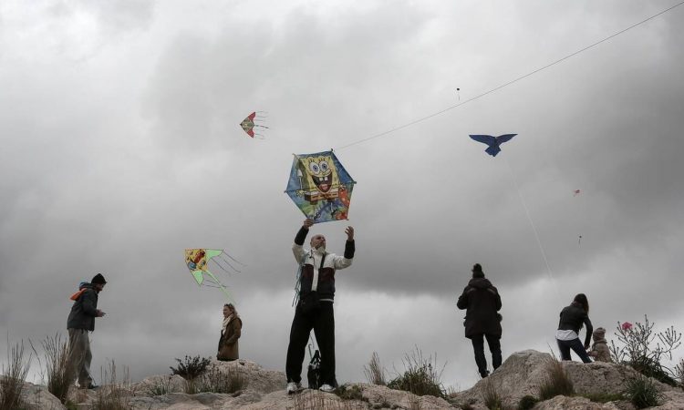 Καιρός Καθαρά Δευτέρα: Με καταιγίδες και πολλά μποφόρ το πέταγμα του χαρταετού – Πού θα χιονίσει