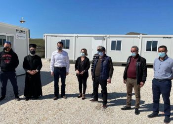Κώστας Σκρέκας: Ολοκληρώθηκε η τοποθέτηση 13 οικίσκων για τη στέγαση των σεισμοπαθών