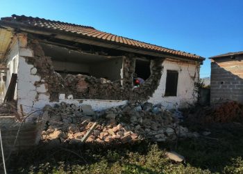 Σεισμός Ζάρκο: Δύσκολη νύχτα σε σκηνές – Τουλάχιστον 40 σπίτια υπέστησαν σοβαρές ζημιές