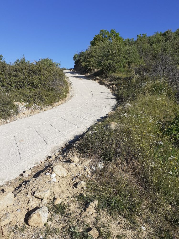 Τσιμεντόστρωση αγροτικού δρόμου στην κοινότητα Αύρας