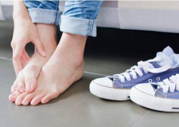 Πόδι του αθλητή: Πώς φεύγουν οι μύκητες στα πόδια με φυσικό τρόπο