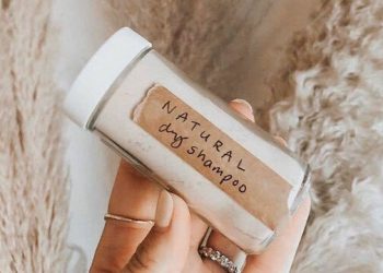 Πώς θα φτιάξεις εύκολα dry shampoo στο σπίτι