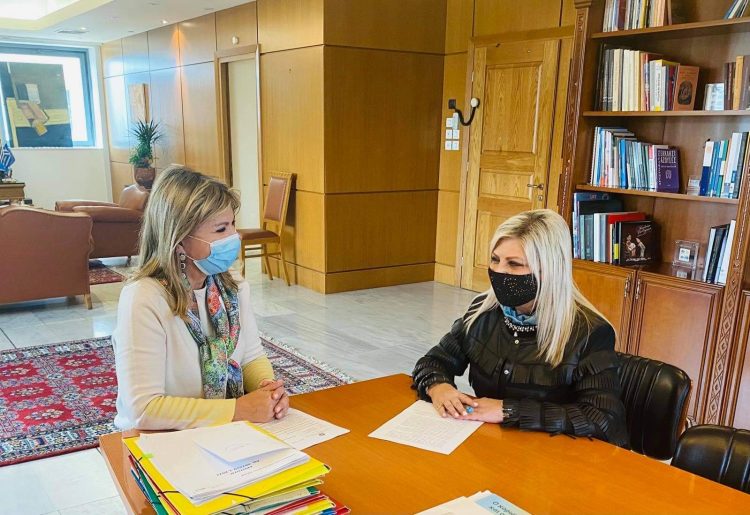 Επίσκεψη στην Υφυπουργό Παιδείας η διευθύντρια Β/θμιας εκπαίδευσης Τρικάλων