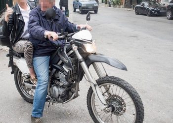 ”Κυρ’αστυνόμε δεν έφταιγα”: Ακραίες δικαιολογίες που καλύτερα να μην χρησιμοποιείς όταν σε πιάνουν χωρίς κράνος