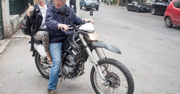 ”Κυρ’αστυνόμε δεν έφταιγα”: Ακραίες δικαιολογίες που καλύτερα να μην χρησιμοποιείς όταν σε πιάνουν χωρίς κράνος
