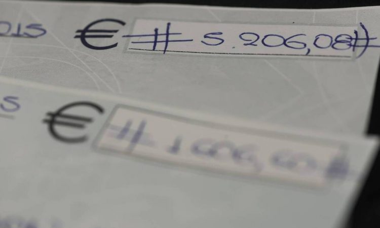 Αναστολή 60 ημερών για τις επιταγές Μαΐου – Δείτε την τροπολογία