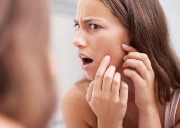 Οι γυναίκες σπάνε πάνω από 4.000 σπυράκια στην ζωή τους! Και η πανδημία κάνει τα πράγματα χειρότερα…