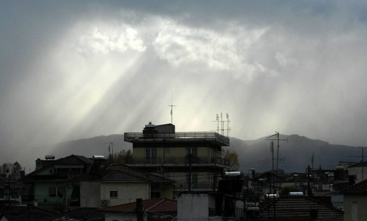 Διπρόσωπος ο καιρός το Σαββατοκύριακο: Άνοιξη στα νότια, βροχές στα βόρεια