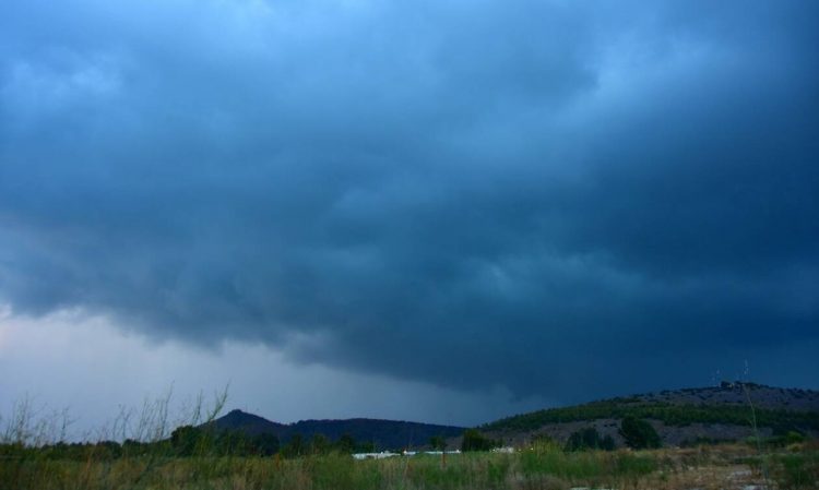 Καιρός – Ο χειμώνας επέστρεψε: Πέμπτη με βροχές και πτώση της θερμοκρασίας – Πού θα χιονίσει