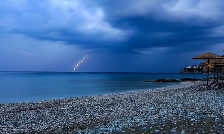 Καιρός: Πρωταπριλιά με βροχές και καταιγίδες – Πότε θα φτάσει τους 25 βαθμούς η θερμοκρασία