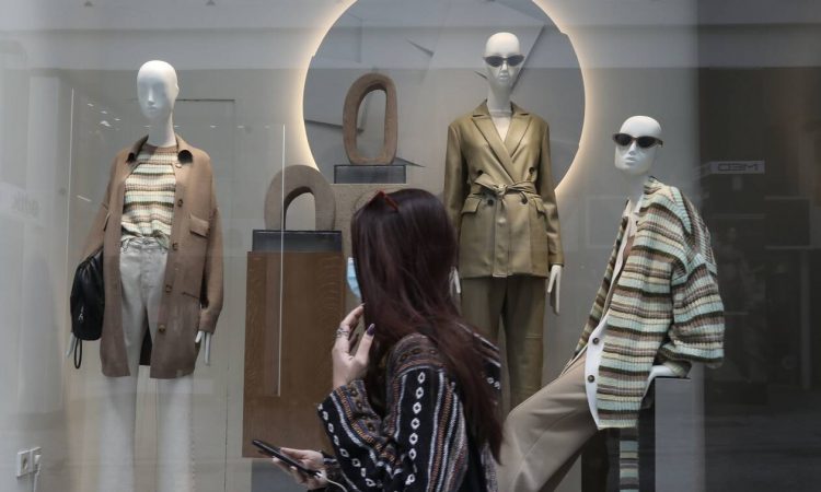 Λιανεμπόριο: Σηκώνει σήμερα ρολά με αυστηρά μέτρα – Έκτακτο επίδομα για τις κλειστές επιχειρήσεις