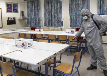 Σχολεία: Πότε θα ανοίξουν Δημοτικά, Γυμνάσια και Λύκεια – Υποχρεωτικά τα self test, πώς θα γίνονται