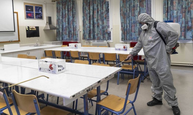 Σχολεία: Πότε θα ανοίξουν Δημοτικά, Γυμνάσια και Λύκεια – Υποχρεωτικά τα self test, πώς θα γίνονται