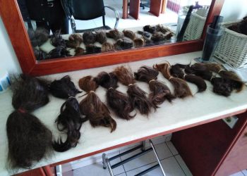 Τρίκαλα: Δεκάδες γυναίκες και μικρά κορίτσια χαρίζουν τα μαλλιά τους για καλό σκοπό κάθε χρόνο