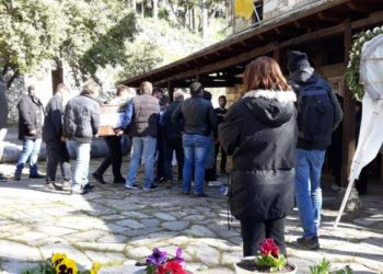 Θρήνος στον αποχαιρετισμό των δύο αδελφών που δολοφονήθηκαν στη Μακρινίτσα (φωτο)