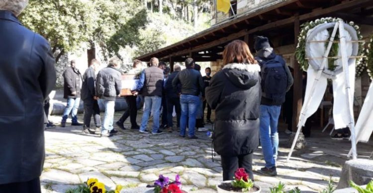 Θρήνος στον αποχαιρετισμό των δύο αδελφών που δολοφονήθηκαν στη Μακρινίτσα (φωτο)