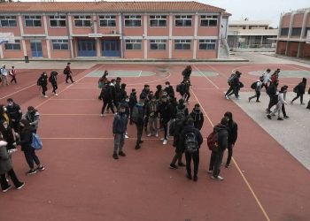 Ανοίγουν τα σχολεία: Πότε επιστρέφουν οι μαθητές στα γυμνάσια και τα δημοτικά