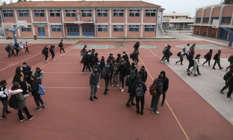 Ανοίγουν τα σχολεία: Πότε επιστρέφουν οι μαθητές στα γυμνάσια και τα δημοτικά