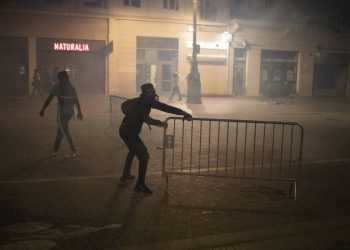ΗΠΑ: Ταραχές στη Μινεάπολη μετά το θάνατο νεαρού που πυροβόλησε αστυνομικός