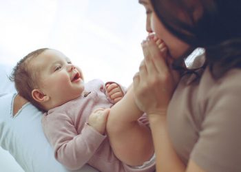 «Το μωρό μου με αγνοεί – Είναι φυσιολογικό;»