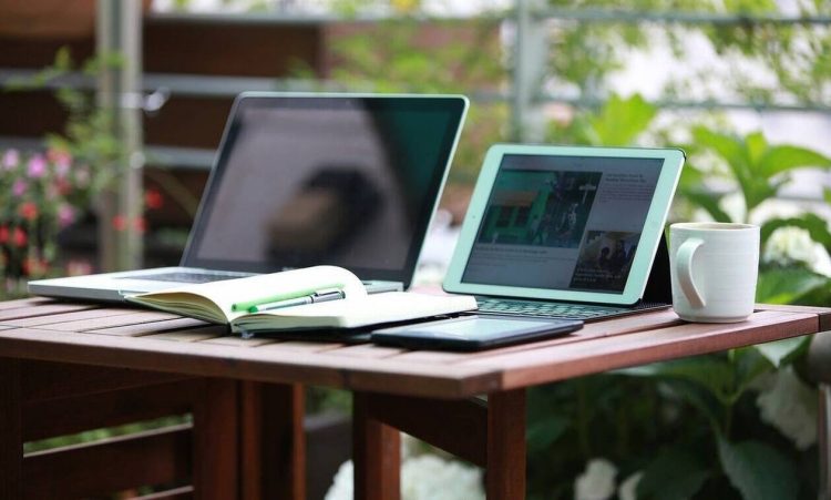 Voucher 200 ευρώ για λάπτοπ και τάμπλετ: Τρέχουν οι αιτήσεις για τους δικαιούχους