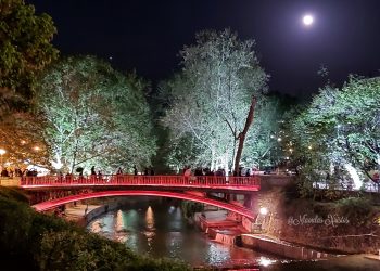«Ροζ» φεγγάρι στα Τρίκαλα (φωτό Τρίκαλα-Μετέωρα και γέφυρα Σαρακίνας)-Ακολουθεί η πρώτη υπερπανσέληνος του 2021