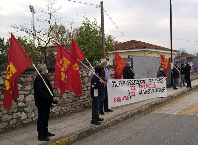 Παρέμβαση του ΚΚΕ και της ΚΝΕ , έξω από το στρατόπεδο «Καβράκου» στα Τρίκαλα