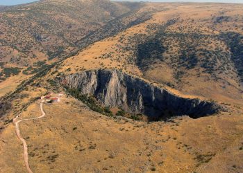 Η Περιφέρεια αναδεικνύει τον αρχαιολογικό χώρο Πέλιννας και τον ελληνιστικό τύμβο Πετροπόρου και συντηρεί τις τοιχογραφίες του Ι.Ν. Κοιμήσεως της Θεοτόκου Αχλαδοχωρίου