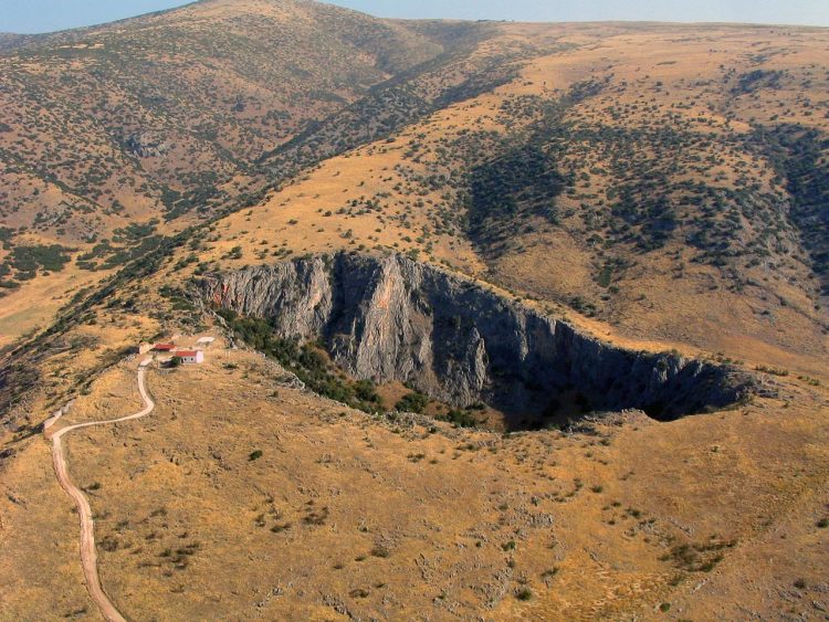 Η Περιφέρεια αναδεικνύει τον αρχαιολογικό χώρο Πέλιννας και τον ελληνιστικό τύμβο Πετροπόρου και συντηρεί τις τοιχογραφίες του Ι.Ν. Κοιμήσεως της Θεοτόκου Αχλαδοχωρίου