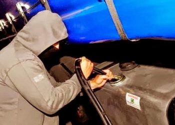 Τρίκαλα: Έκλεβαν πετρέλαιο από φορτηγό