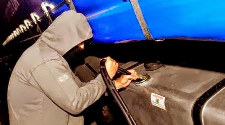 Τρίκαλα: Έκλεβαν πετρέλαιο από φορτηγό