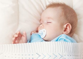 Είναι ασφαλές το μωρό να κοιμάται το βράδυ με την πιπίλα;