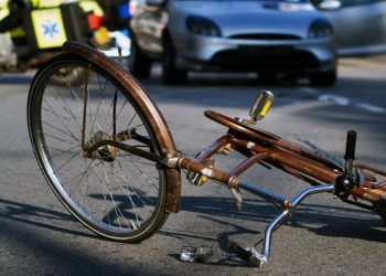 55χρονη Τρικαλινή ποδηλατισσα τραυματίστηκε από σύγκρουση με μηχανή στο κέντρο των Τρικάλων