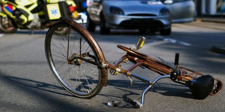 55χρονη Τρικαλινή ποδηλατισσα τραυματίστηκε από σύγκρουση με μηχανή στο κέντρο των Τρικάλων
