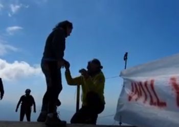 Ο Λαρισαίος που απογείωσε την καλή του… Η πιο ρομαντική πρόταση γάμου στην κορυφή του Κισσάβου (video)