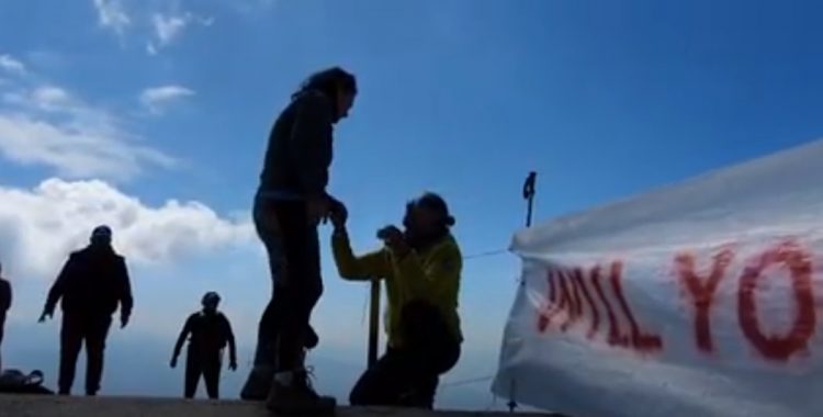 Ο Λαρισαίος που απογείωσε την καλή του… Η πιο ρομαντική πρόταση γάμου στην κορυφή του Κισσάβου (video)