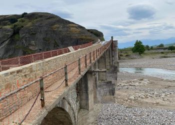 Την πέτρινη τοξωτή γέφυρα της Σαρακίνας στερεώνει η Περιφέρεια Θεσσαλίας