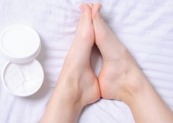 Σπιτικές κρέμες με φυσικά υλικά για σκασμένες φτέρνες