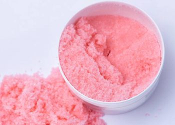 Σπιτικό scrub προσώπου με φράουλες και δύο ακόμη υλικά