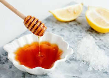 DIY scrub προσώπου με μέλι για λιπαρές επιδερμίδες