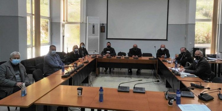 Σύσκεψη στο Δημαρχείο Φαρκαδόνας με διευθυντές εκπαίδευσης για το επείγον ζήτημα των επισκευών σε σχολεία που έχουν ζημιές από τους σεισμούς