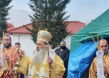 Σε αυτοσχέδια εκκλησία λειτούργησε ο μητροπολίτης Σταγών Θεόκλητος