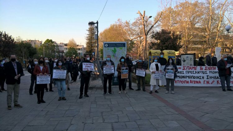 Δυναμική κινητοποίηση μετά μουσικής από υγειονομικούς και εργαζόμενους