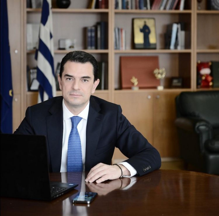 Σκρέκας: Επιπλέον 800.000 ευρώ για τη στήριξη των σεισμοπαθών στη Φαρκαδόνα