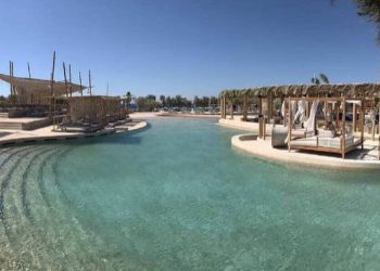 Η μεγαλύτερη πισίνα με θαλασσινό νερό στην Ευρώπη βρίσκεται στην Ελλάδα