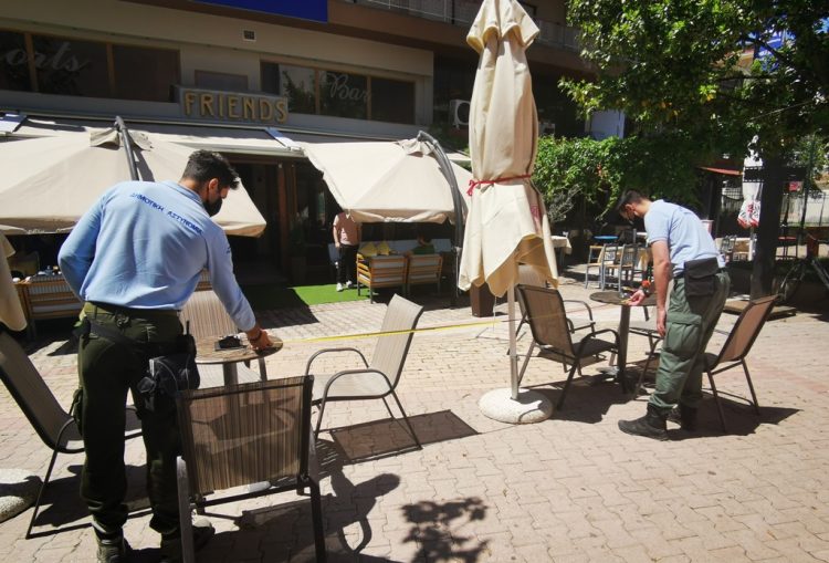 Εντατικότεροι έλεγχοι για τις αποστάσεις στα τραπεζοκαθίσματα από τον Δήμο Τρικκαίων