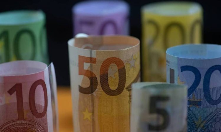 Εβδομάδα πληρωμών: Καταβάλλονται επιδόματα και αναδρομικά – Ποιοι πάνε ταμείο